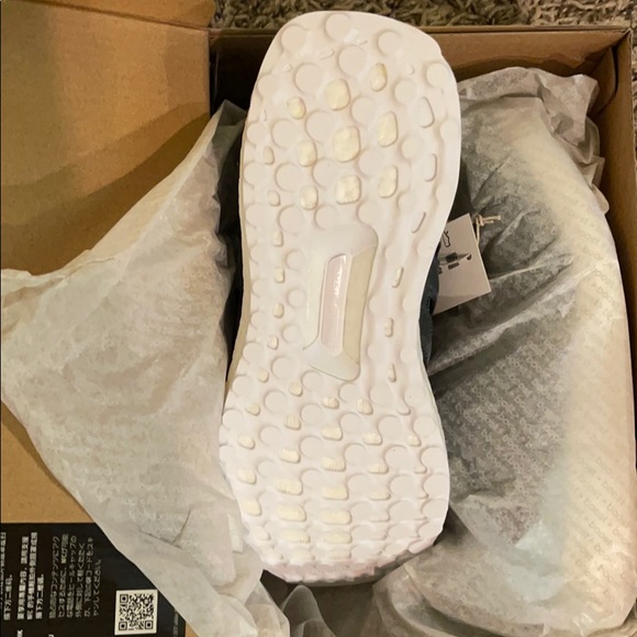 Adidas ultraboost Parley J size 5 - Picture 4 of 5